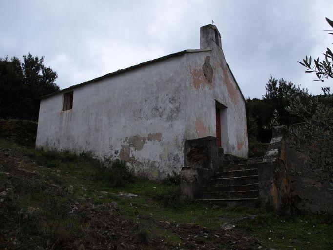 Vue d'ensemble de trois quarts gauche.
