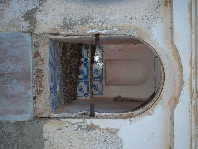 Vue d'ensemble d'une niche ménagée en élévation antérieure.