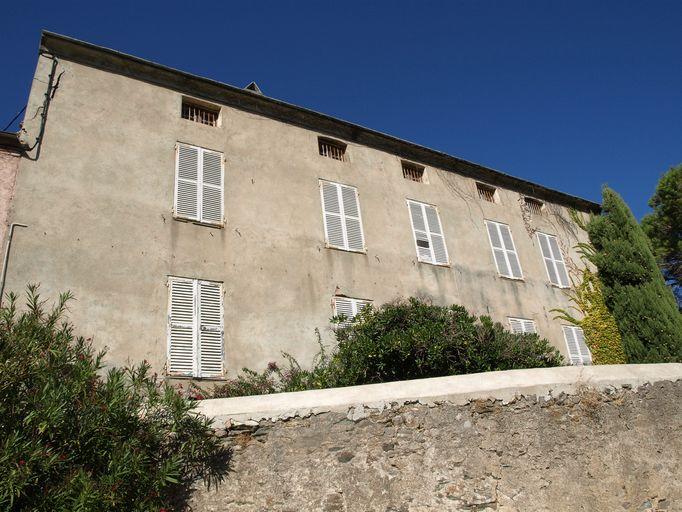 Vue partielle de l'élévation antérieure.