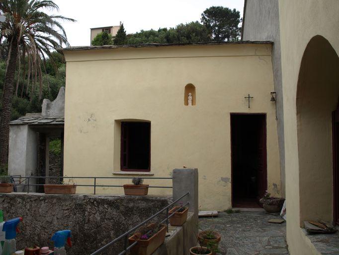 Elévation antérieure de la chapelle dans un bâtiment attenant.