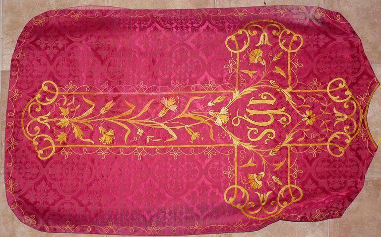 Voile de calice, chasuble, étole (ornement rouge)