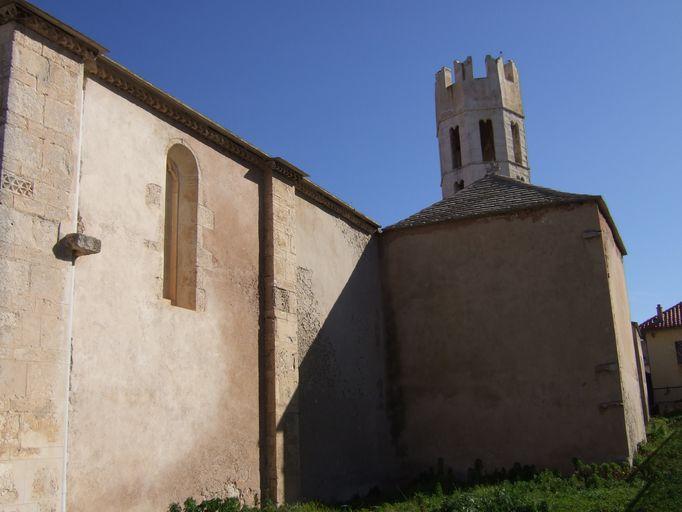 Vue partielle de trois quarts de l'élévation latérale sud.