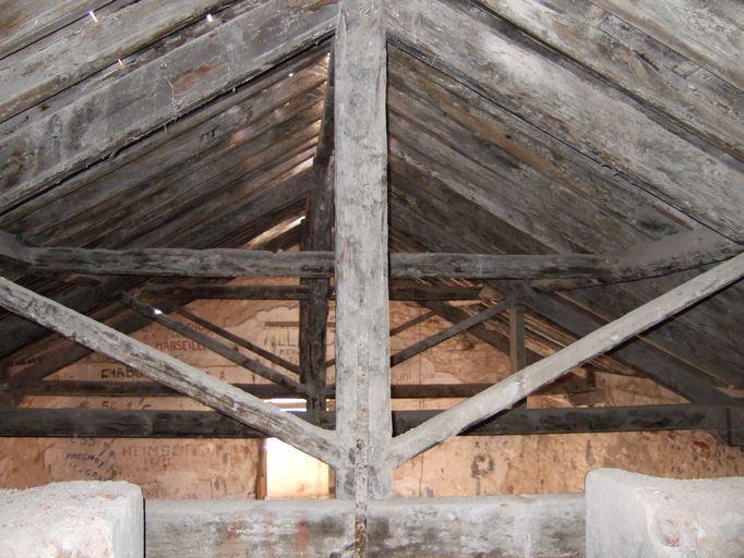Vue partielle de la charpente en bois apparente.
