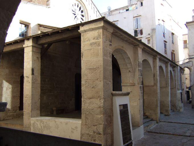 Vue de trois quarts de la loggia.