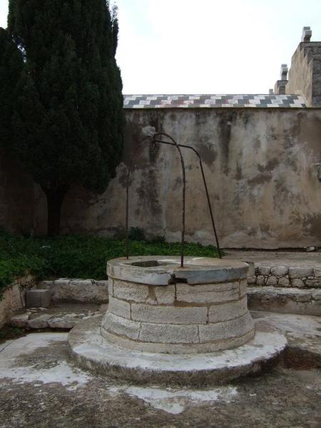 Vue d'ensemble du puits, situé dans la partie Ouest du cimetière.