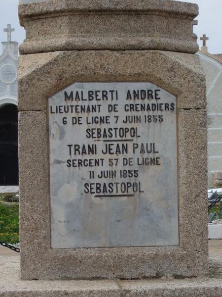 Inscription figurant sur la face latérale droite.