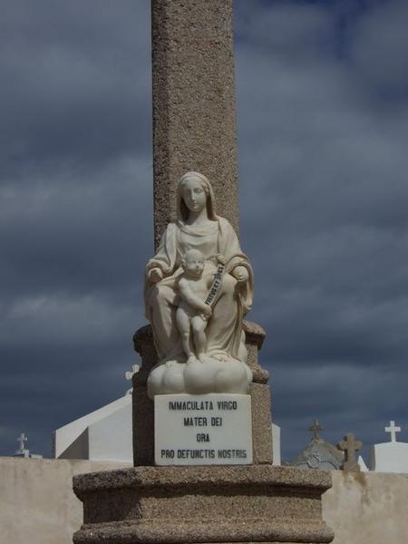 Vue d'ensemble de la statue de la Vierge à l'Enfant, ornant le monument.