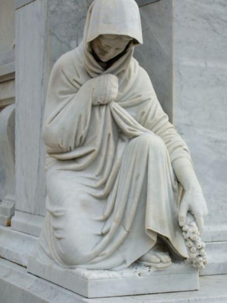 Vue d'ensemble de l'une des deux statues ornant l'élévation antérieure.