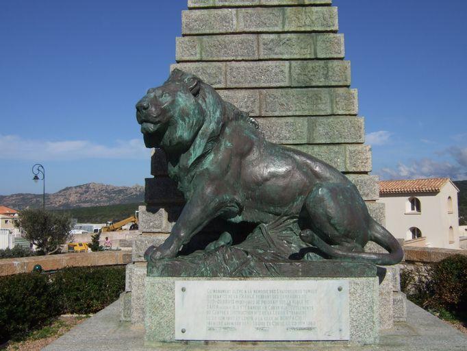 Vue d'ensemble de la statue d'un lion, ornant la base du monument.