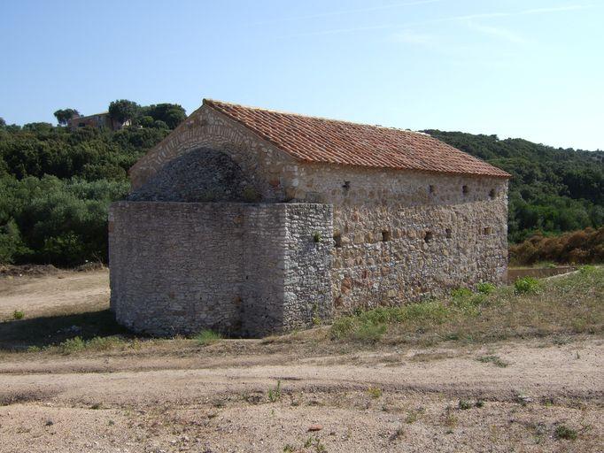 Vue d'ensemble de trois quarts arrière.