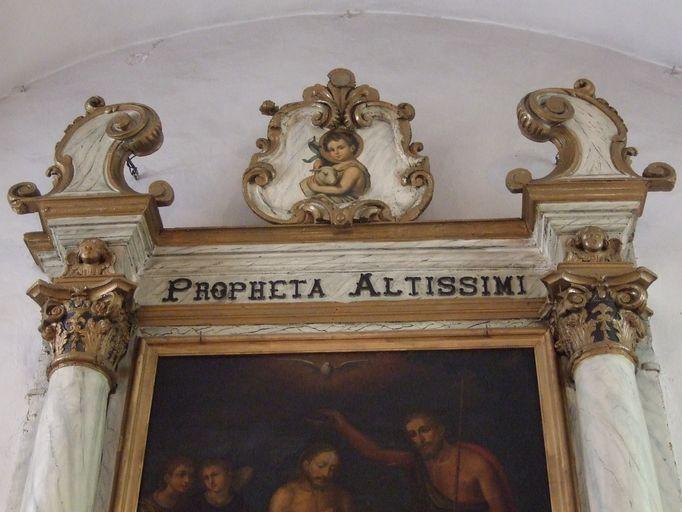 Vue d'ensemble de l'inscription sommant le retable.