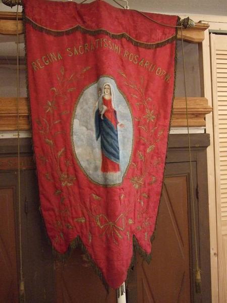 Vue d'ensemble de la face ornée de la représentation de la Vierge du Rosaire.