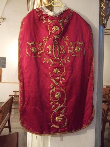 Voile de calice, chasuble, étole, manipule (ornement rouge)
