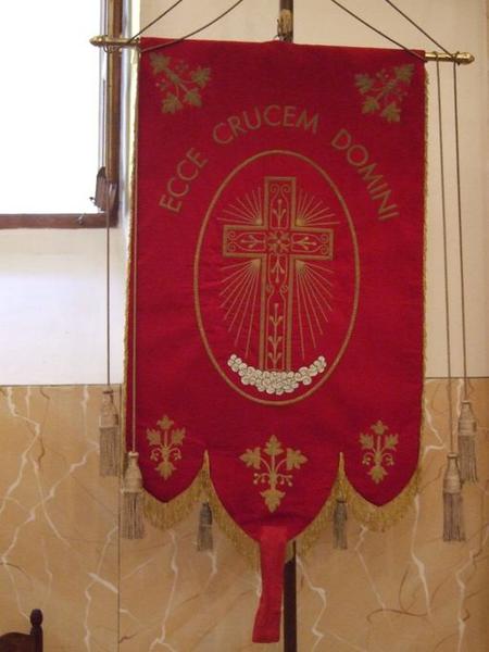 Face ornée d'une croix.