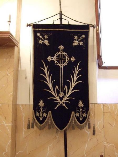 Face ornée d'une croix, d'une couronne et ornementation.