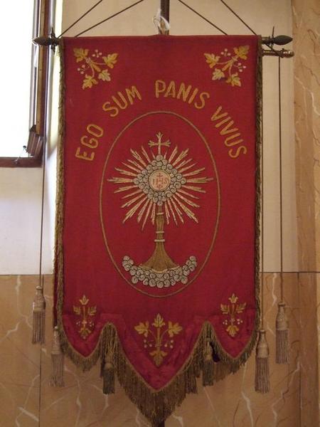 Face ornée d'un ostensoir, du monogramme du Christ et d'une inscription.