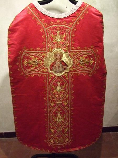 Bourse de corporal, voile de calice, chasuble, étole, manipule, voile huméral (ornement rouge) (No 1)