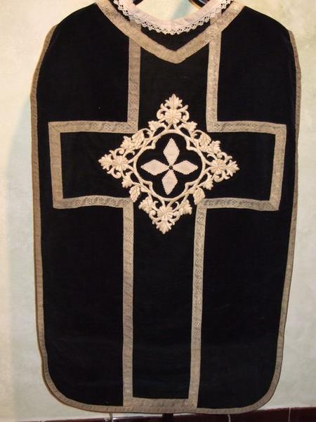 Bourse de corporal, chasuble, étole, manipule (ornement noir) (No 3)