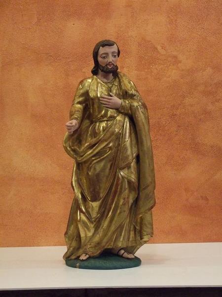 Vue d'ensemble de la statuette de saint Joseph.