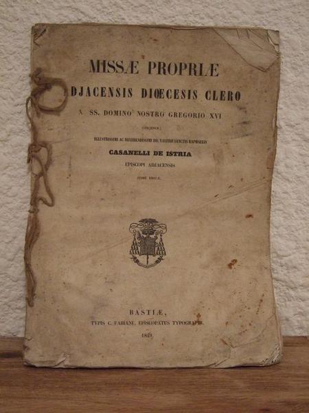 Livre ouvert à la page de titre.