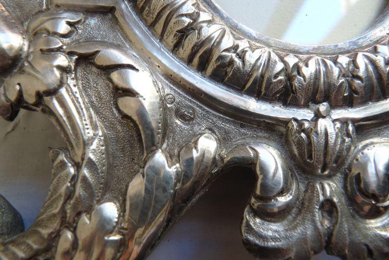 Détail des poinçons figurant sur l'un des canons d'autel latéraux.