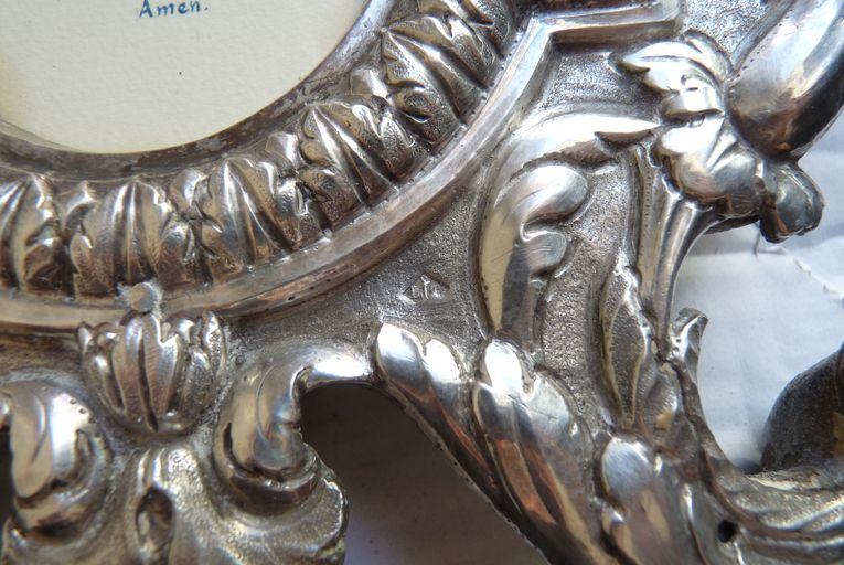 Détail du poinçon de maître sur l'un des canons d'autel latéraux.