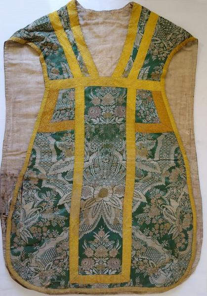 Vue d'ensemble de face de l'une des chasubles.