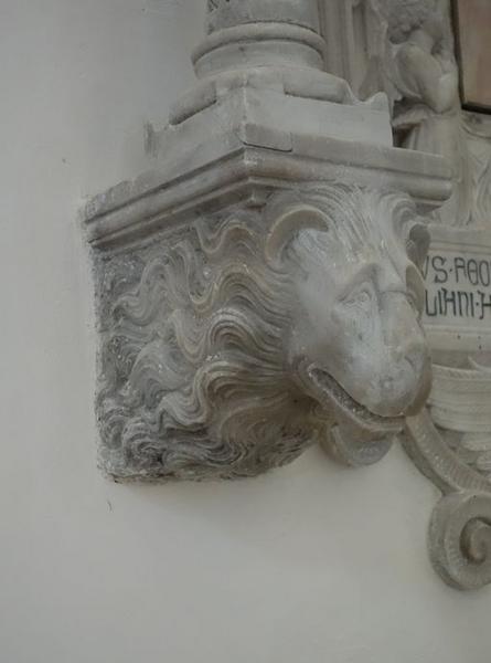 Détail du lion sur la partie latérale.