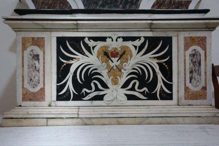 Détail de l'autel tombeau.