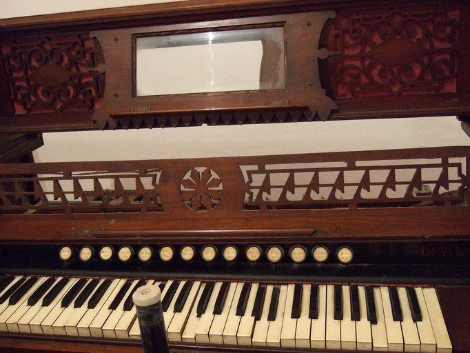 Détail du clavier de l'un des harmoniums.