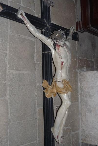 Statue : Christ en croix de la confrérie sainte Marie-Madeleine