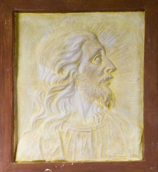 Vue d'ensemble du bas-relief représentant le Christ, en buste, de profil.