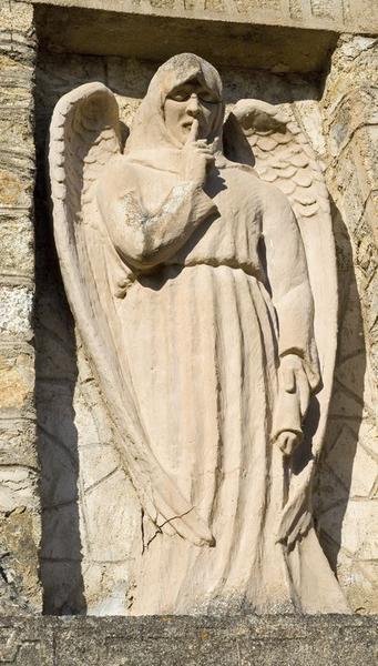 Vue d'ensemble d'une figure ailée, dans une niche, au centre de la face antérieure.