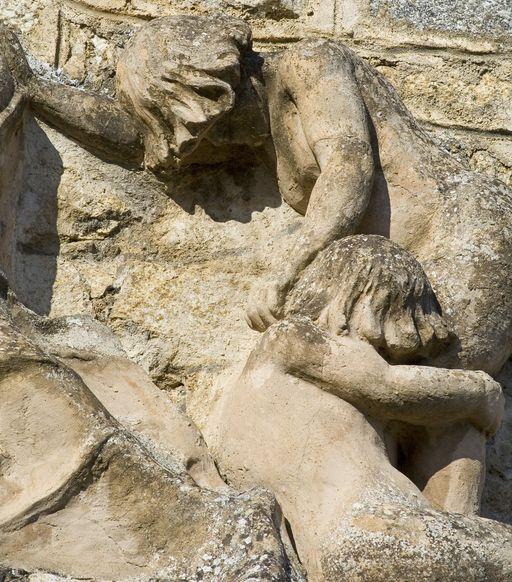 Détail : Enfants figurés à droite de la niche centrale.