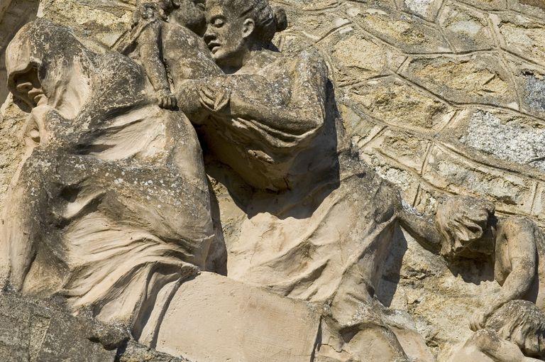 Détail : Femmes et enfants, figurés à droite de la niche centrale.