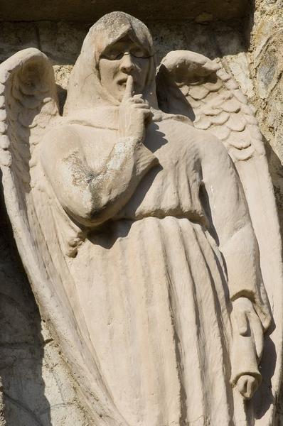 Détail d'une figure ailée, figurant dans une niche, au centre de la face antérieure du monument.