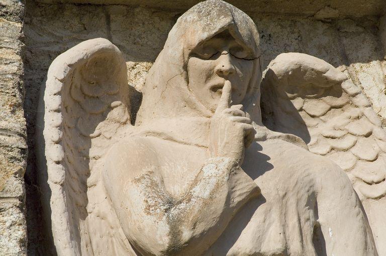 Détail d'une figure ailée, figurant dans une niche, au centre de la face antérieure du monument.