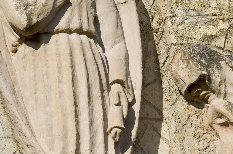 Détail d'une figure ailée, figurant dans une niche, au centre de la face antérieure du monument.