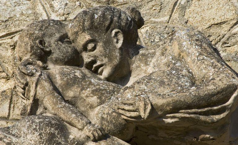 Détail : Femme et enfant, figurés à droite de la niche centrale.