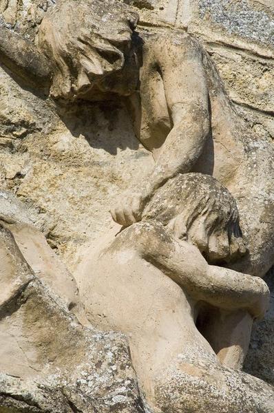 Détail : Enfants, figurés à droite de la niche centrale.