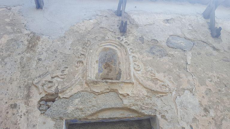 Niche de dévotion, au-dessus de la porte principale.
