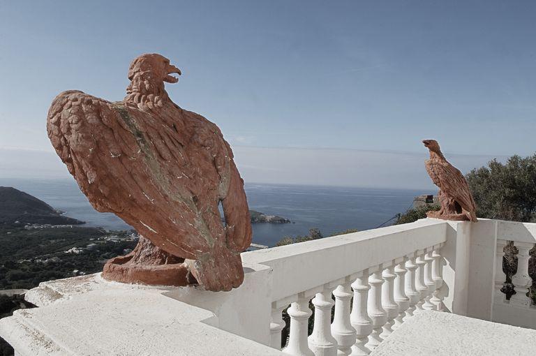 Aigles ornant le balcon, en élévation antérieure.