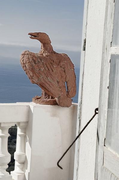 Aigle ornant le balcon, en élévation antérieure.