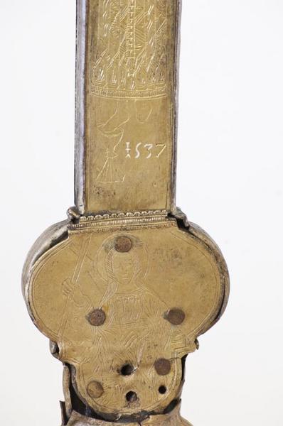 Date portée 1537, au revers de la croix.