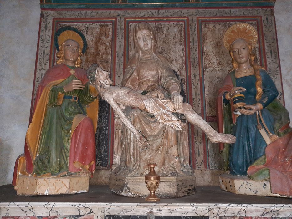 statue : Vierge de Pitié ; statue : Saint Jean, sainte Madeleine