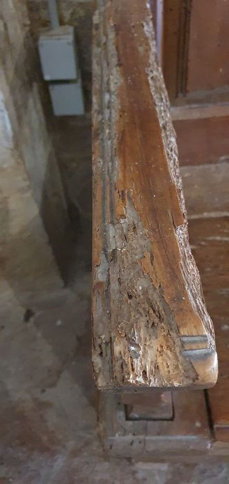 banc de fidèle, détail sanitaire