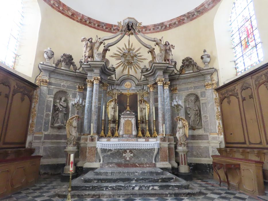 maître-autel, tabernacle, retable, dais d'autel (baldaquin), statues : Anges thuriféraires, Vierge à l'Enfant et saint Rémi