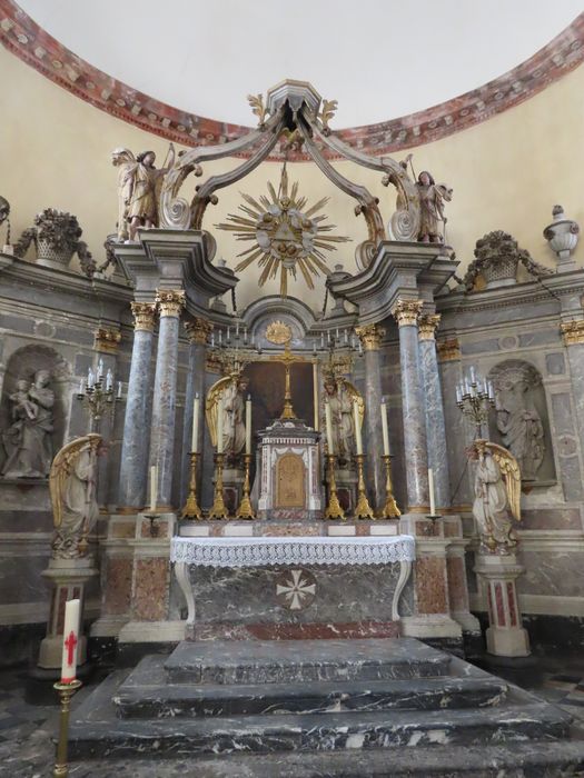 maître-autel, tabernacle, retable, dais d'autel (baldaquin), statues : Anges thuriféraires, Vierge à l'Enfant et saint Rémi