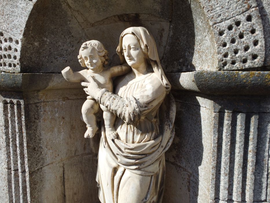 statue : Vierge à l'Enfant, vue partielle