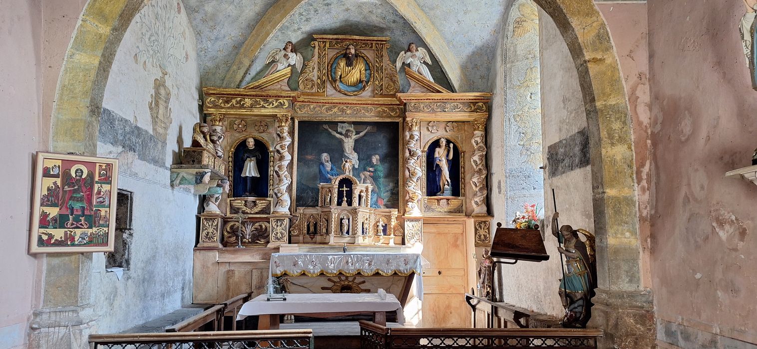 Autel (maître-autel), tabernacle, retable, tableau : Christ en croix, et deux statues : Saint Jean-Baptiste et Saint Gausbert